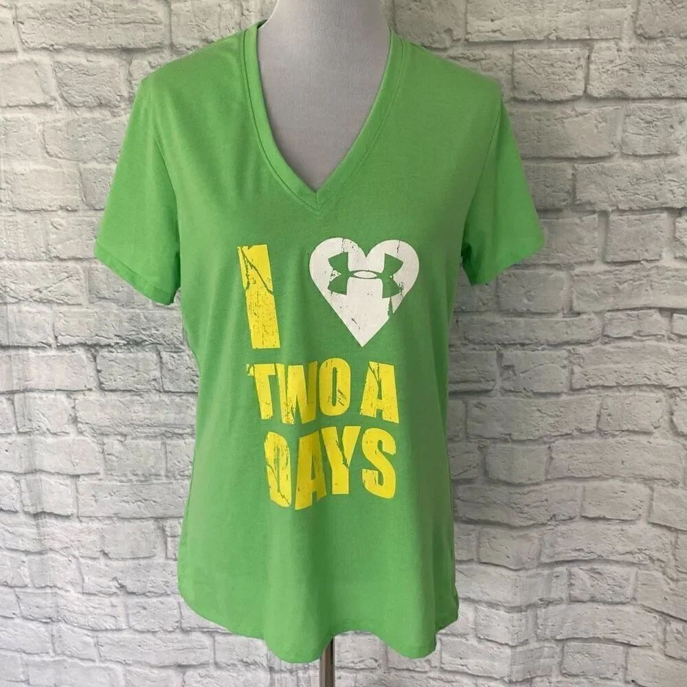 Under armour women L heat gear graphic print vneck short sleeve t-shirt green